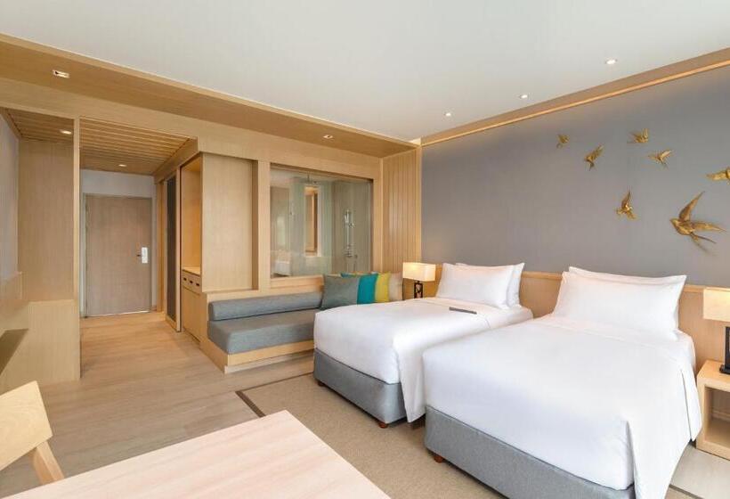 带泳池观景的豪华房, Le Meridien Khao Lak Resort & Spa