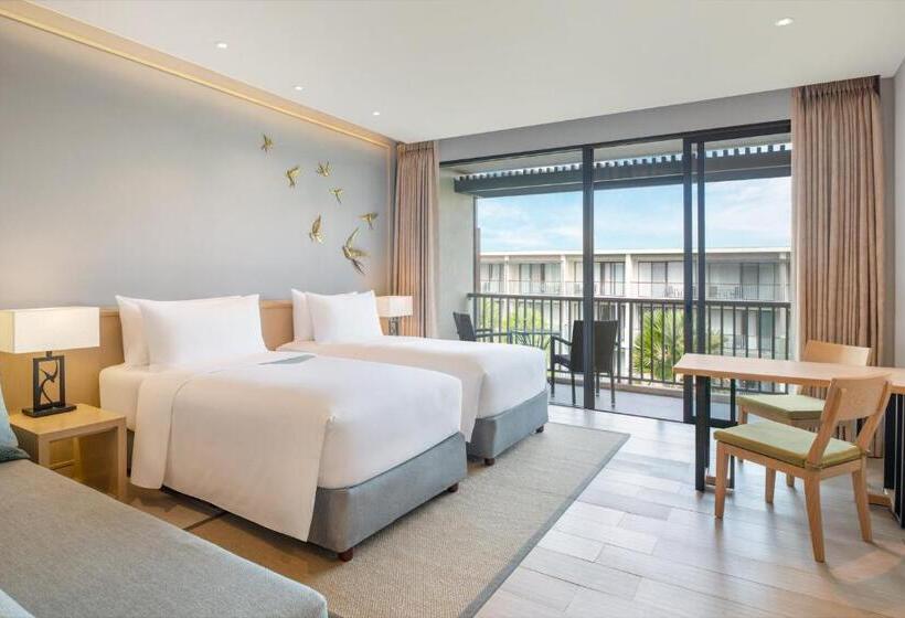 带泳池观景的豪华房, Le Meridien Khao Lak Resort & Spa