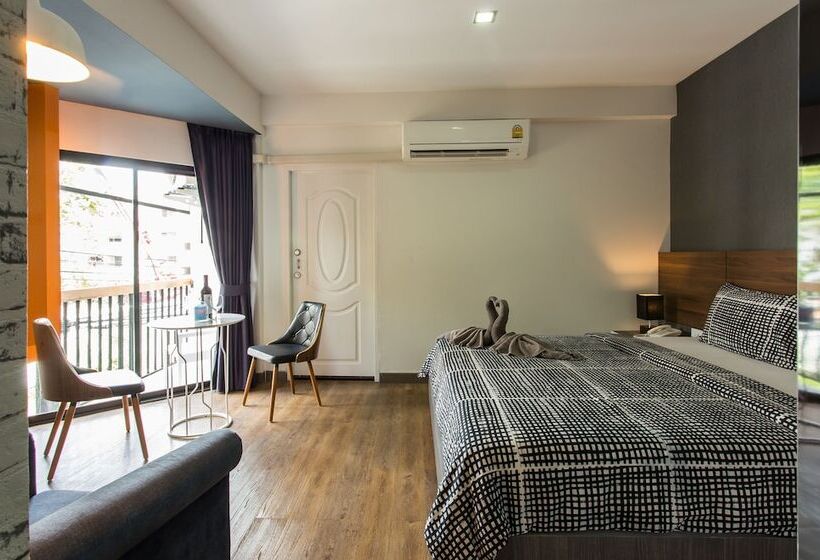 استودیوی پریمیوم, The Loft Seaside Sriracha