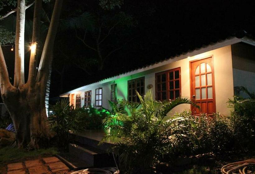 Bungalow Sandard, Red Moon Hideaway