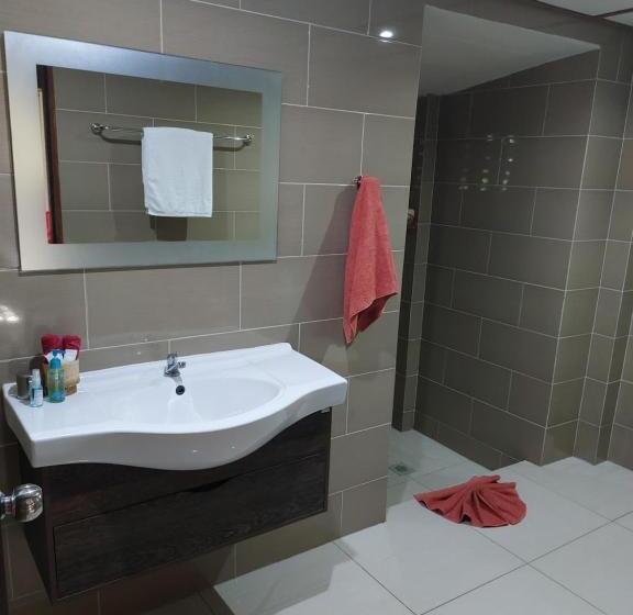 Bungalow Sandard, Red Moon Hideaway