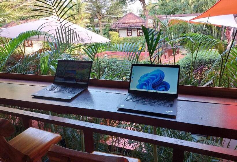 Bungalow Sandard, Red Moon Hideaway