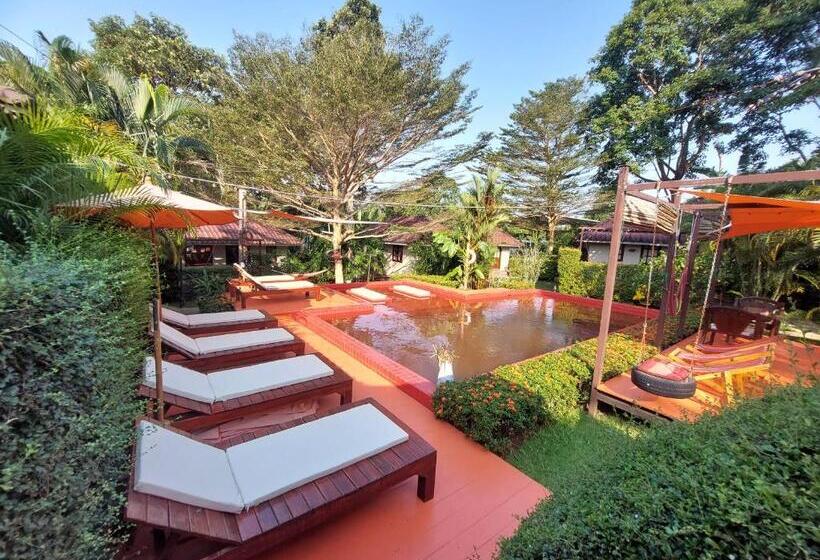 Bungalow Sandard, Red Moon Hideaway