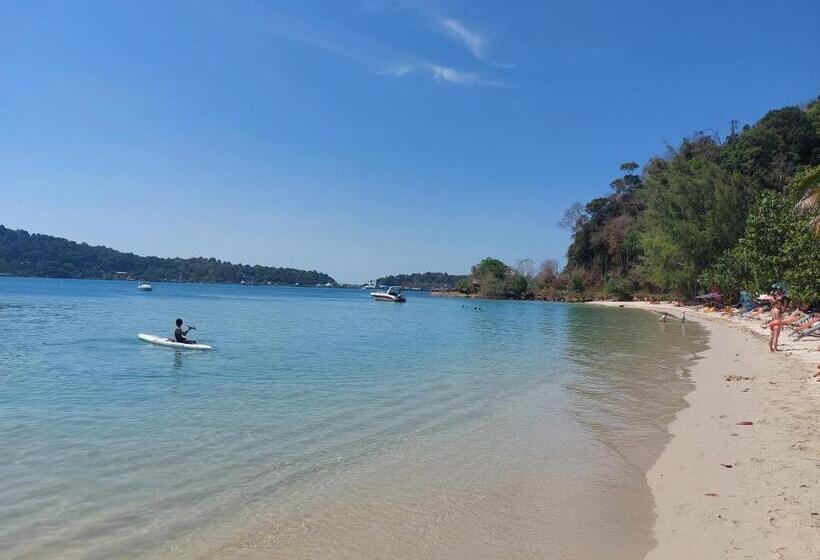 Quarto Basic, Red Moon Hideaway