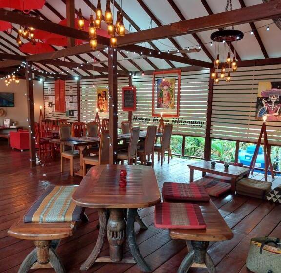 Quarto Basic, Red Moon Hideaway