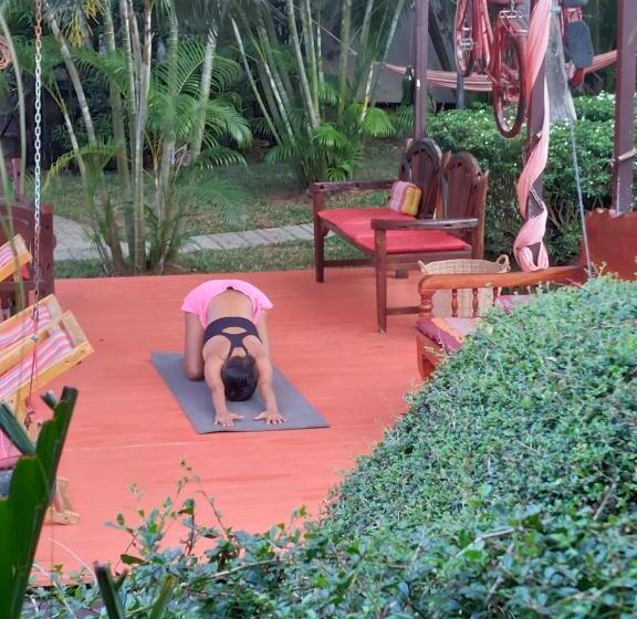 Quarto Basic, Red Moon Hideaway