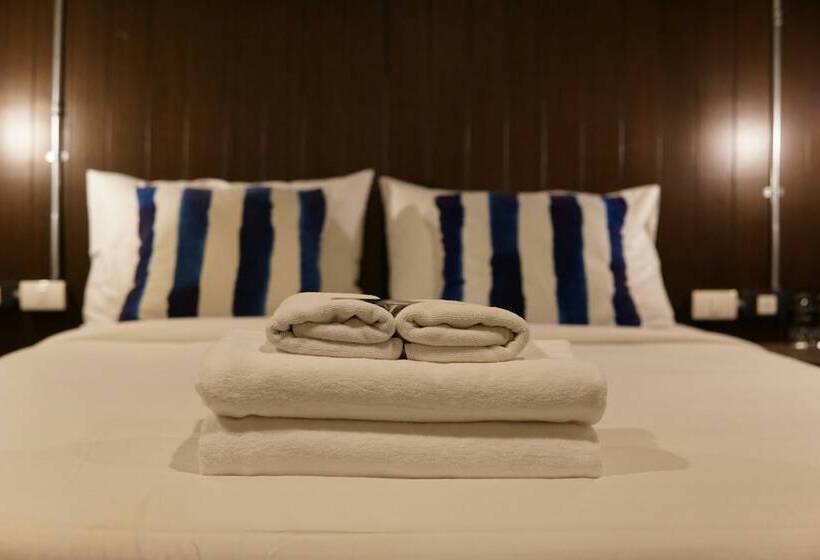 Семейный Номер, Strips The Poshtel Hostel