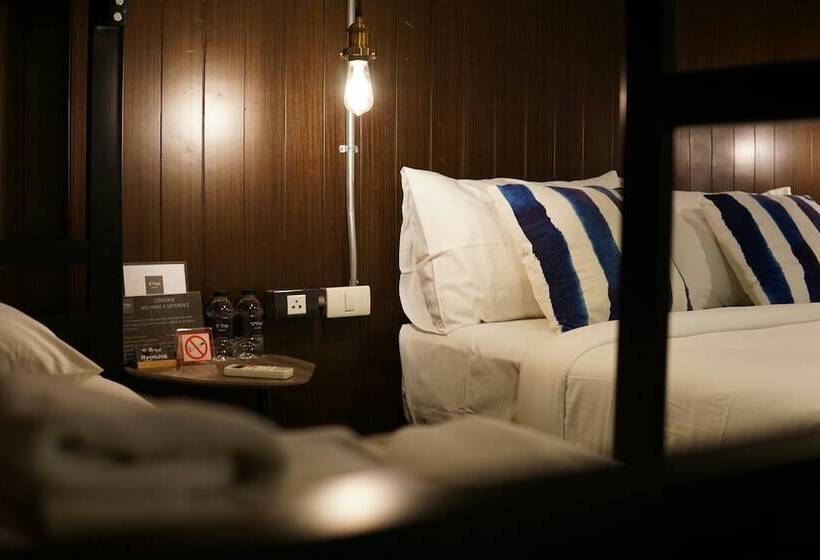 Семейный Номер, Strips The Poshtel Hostel