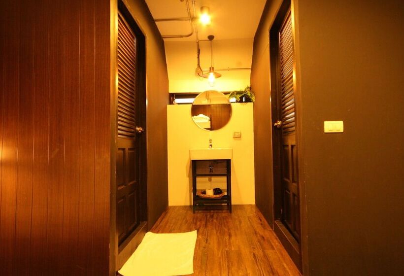 Семейный Номер, Strips The Poshtel Hostel