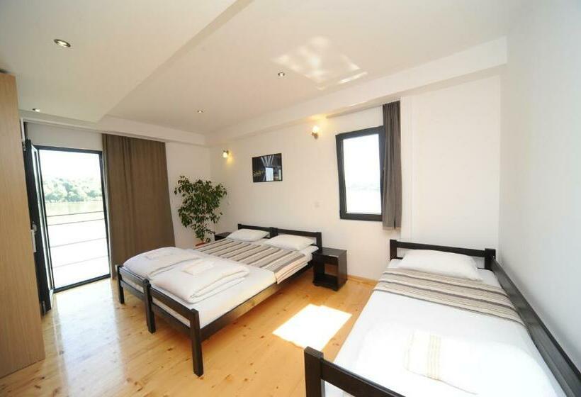 اتاق استاندارد سه نفره, B&b Botel Charlie