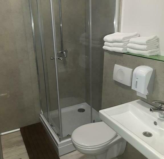 اتاق استاندارد سه نفره, B&b Botel Charlie