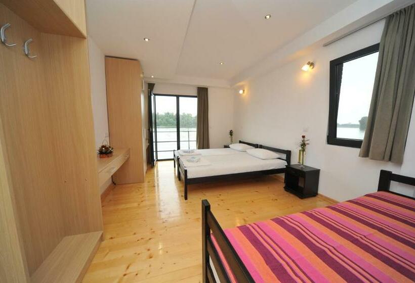 اتاق استاندارد سه نفره, B&b Botel Charlie