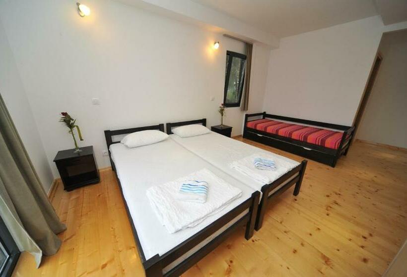 اتاق استاندارد سه نفره, B&b Botel Charlie