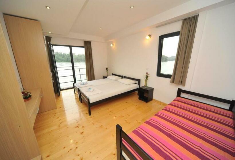 اتاق استاندارد سه نفره, B&b Botel Charlie