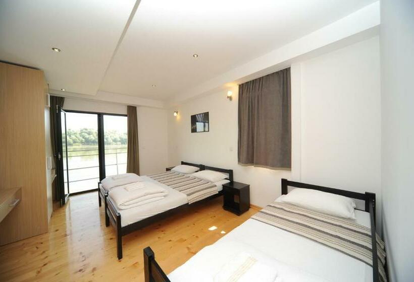 اتاق استاندارد سه نفره, B&b Botel Charlie