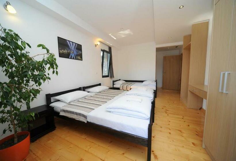 اتاق استاندارد سه نفره, B&b Botel Charlie