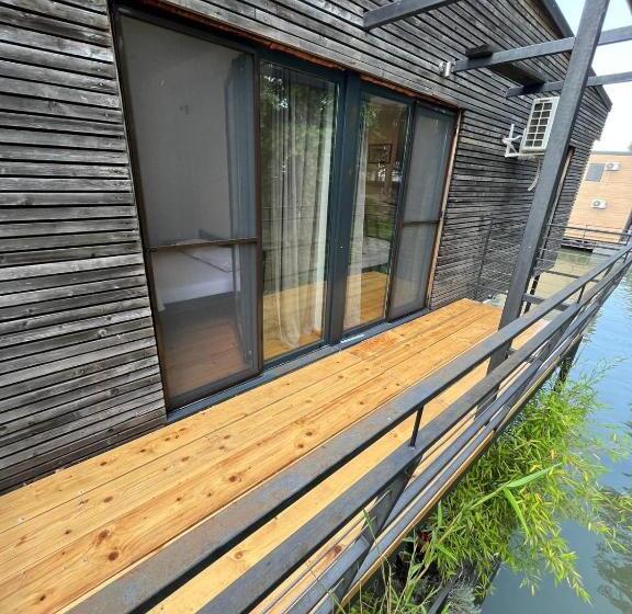 اتاق استاندارد, B&b Botel Charlie