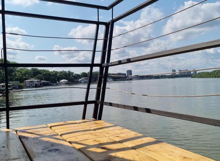 اتاق استاندارد سه نفره, B&b Botel Charlie