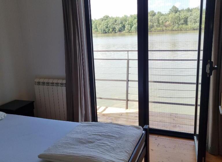 اتاق استاندارد سه نفره, B&b Botel Charlie