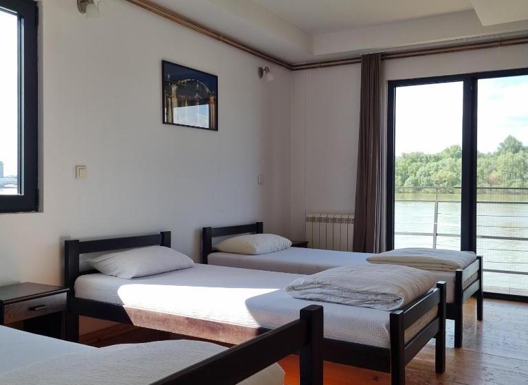 اتاق استاندارد سه نفره, B&b Botel Charlie