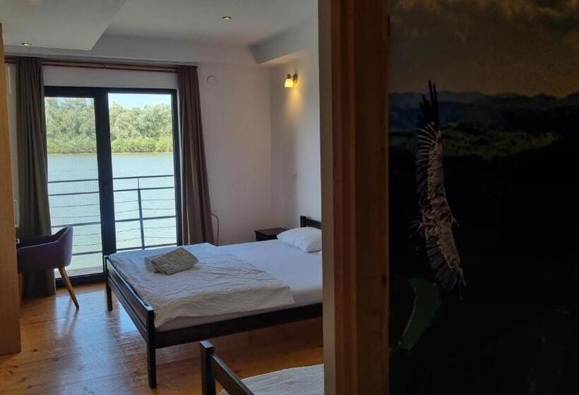 اتاق استاندارد سه نفره, B&b Botel Charlie