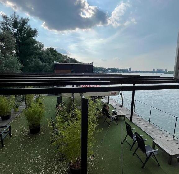 اتاق استاندارد چهار تخته, B&b Botel Charlie