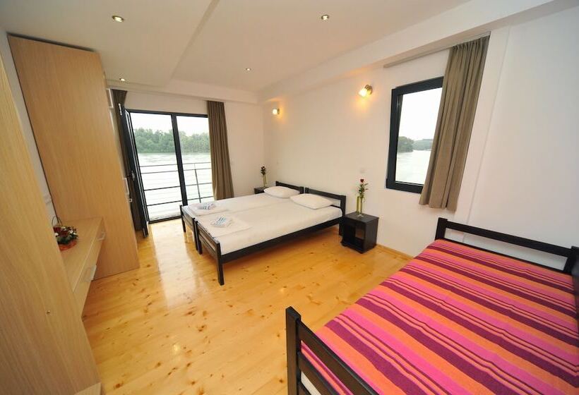 اتاق استاندارد سه نفره, B&b Botel Charlie