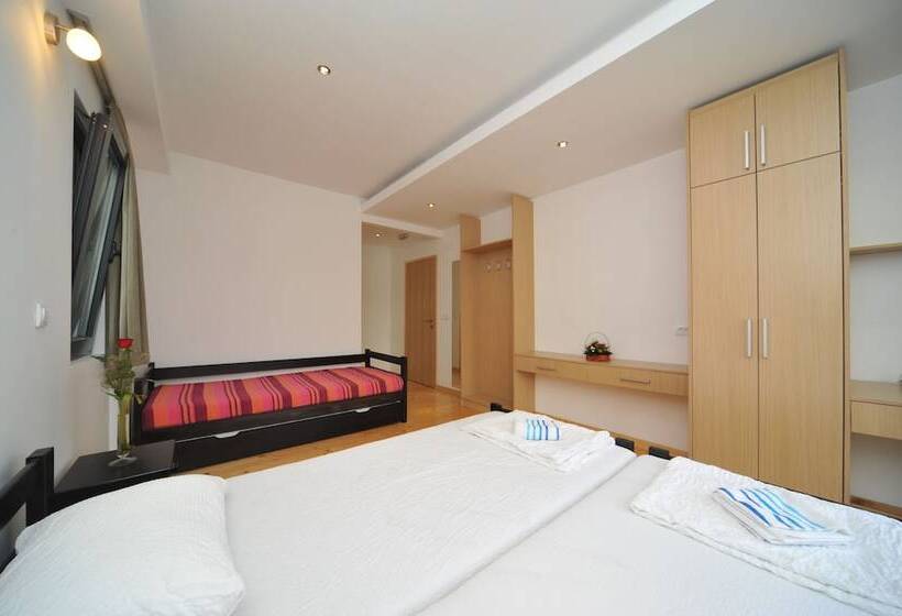 اتاق استاندارد سه نفره, B&b Botel Charlie