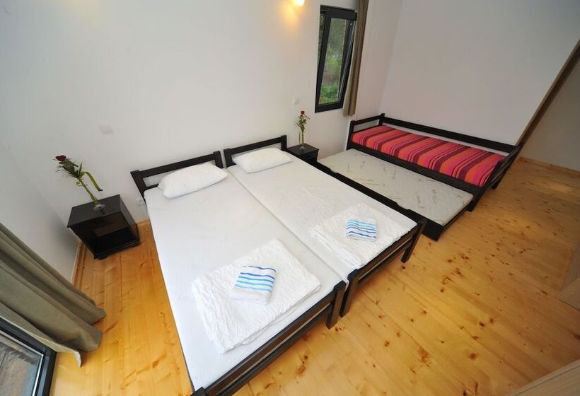 اتاق استاندارد سه نفره, B&b Botel Charlie