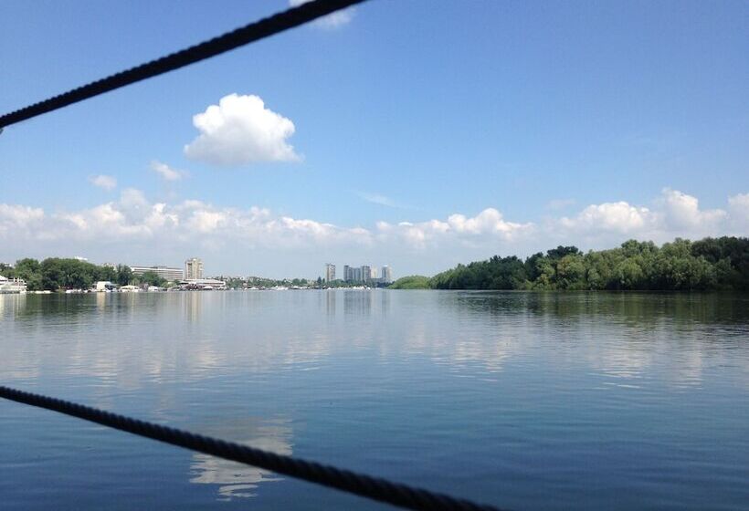 اتاق استاندارد سه نفره, B&b Botel Charlie