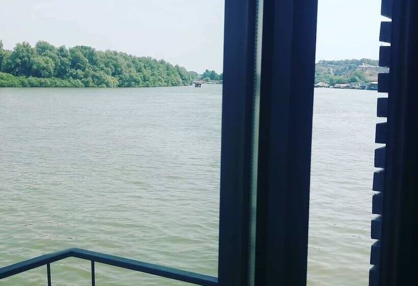 اتاق استاندارد سه نفره, B&b Botel Charlie