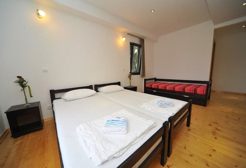 اتاق استاندارد سه نفره, B&b Botel Charlie