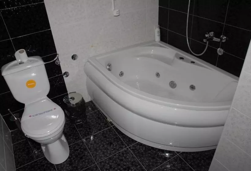 سوئیت با وان آب گرم, B&b Rose