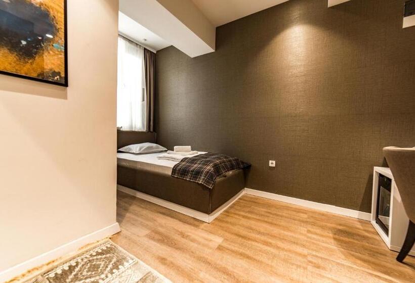 اتاق اجرایی, Belgrade Inn Garni