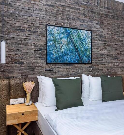 سوییت جونیور, Belgrade Inn Garni