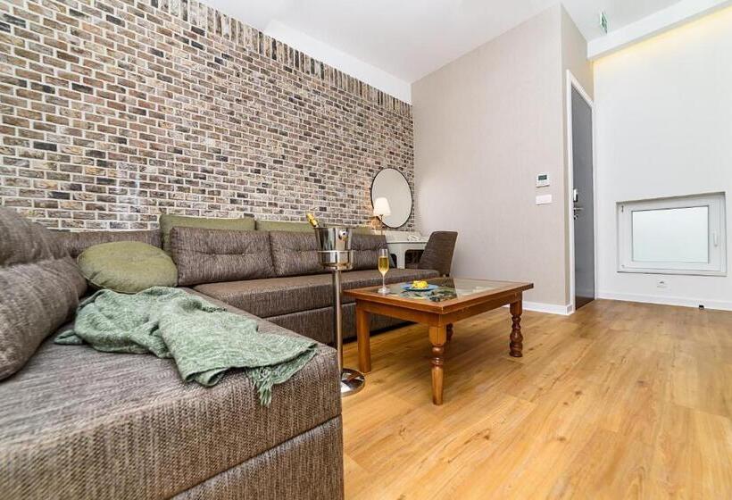 سوییت جونیور, Belgrade Inn Garni