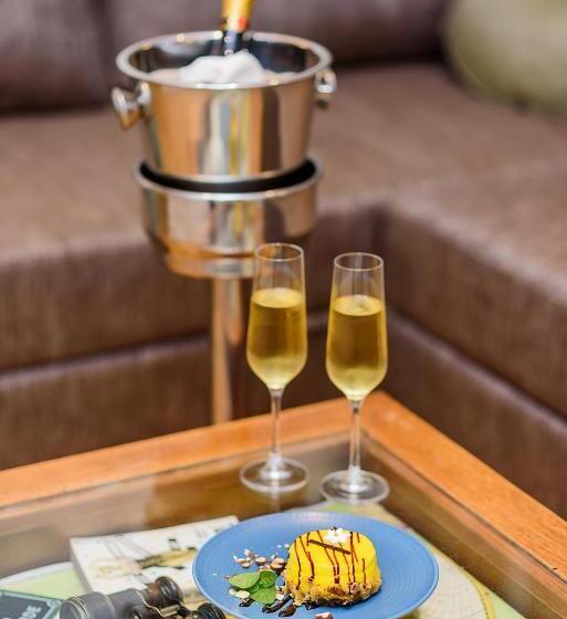 سوییت جونیور, Belgrade Inn Garni