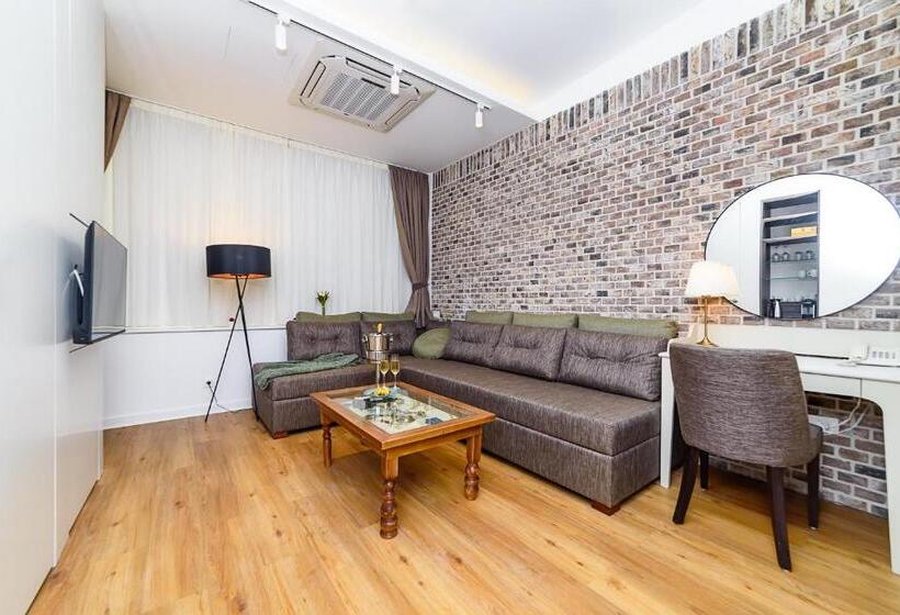 سوییت جونیور, Belgrade Inn Garni