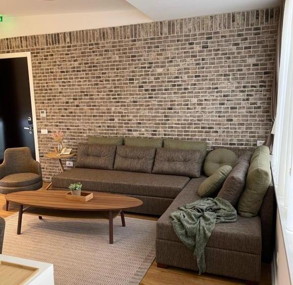 سوییت سوپریور, Belgrade Inn Garni