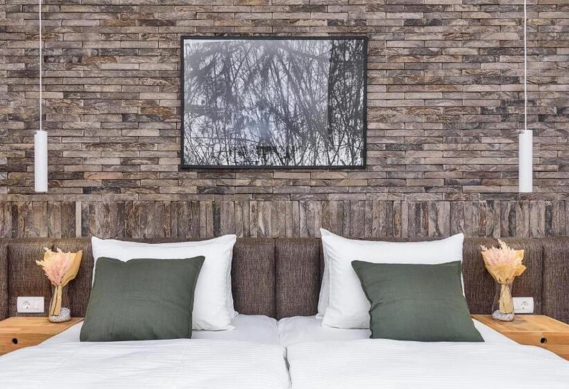 سوییت سوپریور, Belgrade Inn Garni