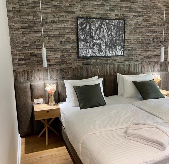 سوییت سوپریور, Belgrade Inn Garni