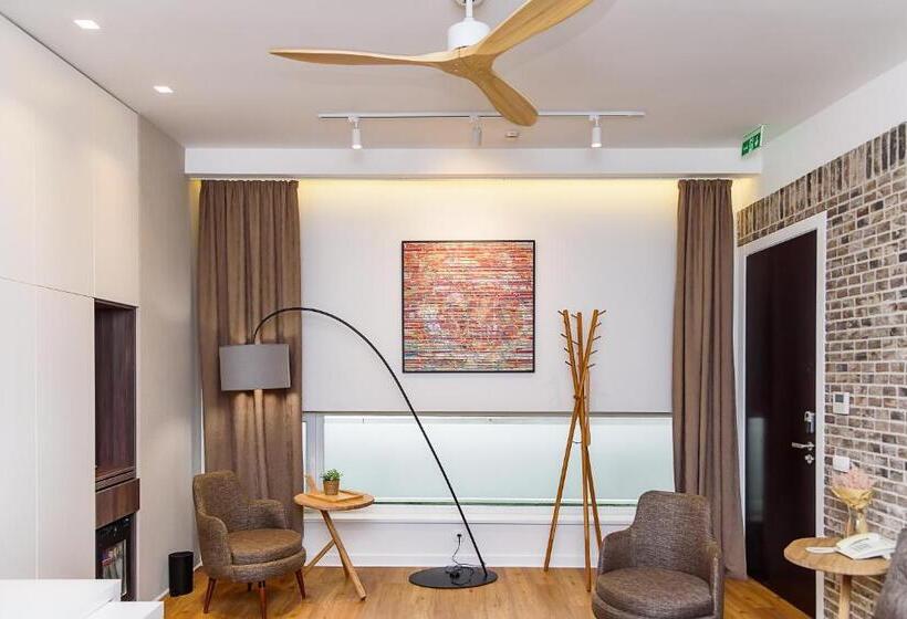 سوییت سوپریور, Belgrade Inn Garni