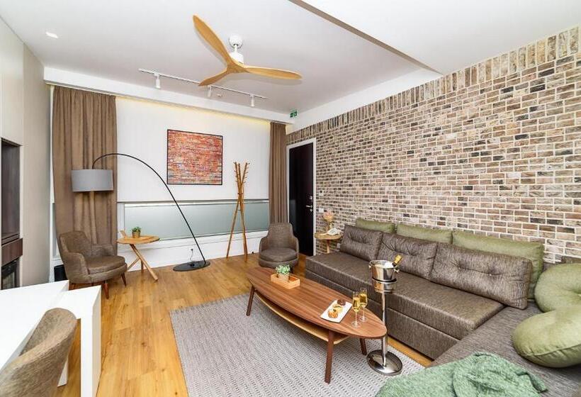 سوییت سوپریور, Belgrade Inn Garni