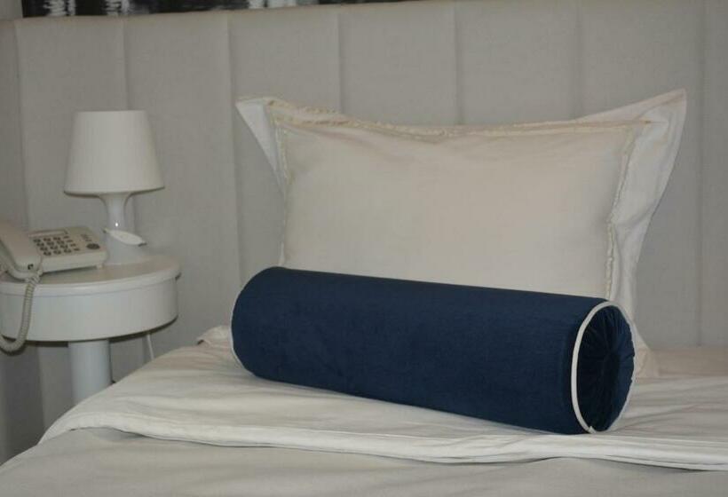 اتاق استاندارد یک نفره, Passport