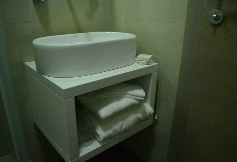 اتاق استاندارد یک نفره, Passport