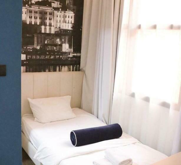 اتاق استاندارد یک نفره, Passport