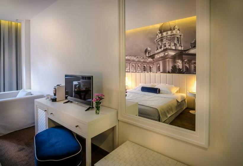 اتاق سوپریور, Passport