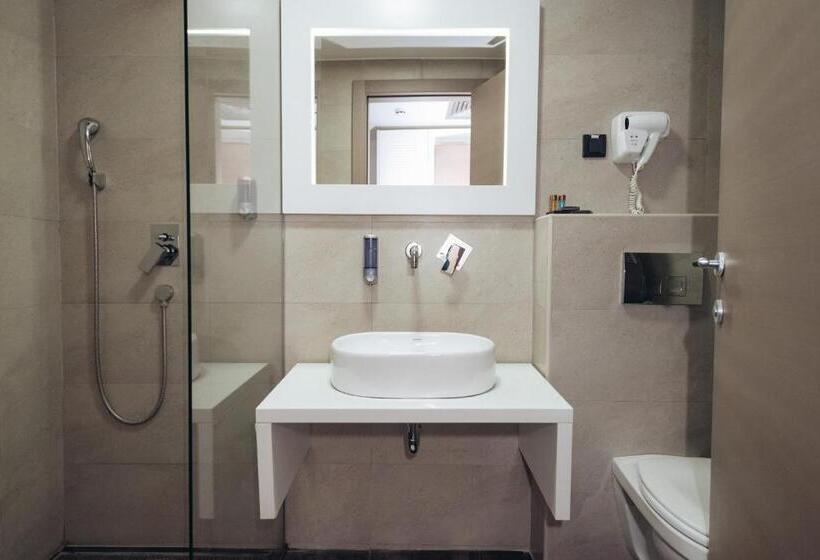 اتاق سوپریور, Passport