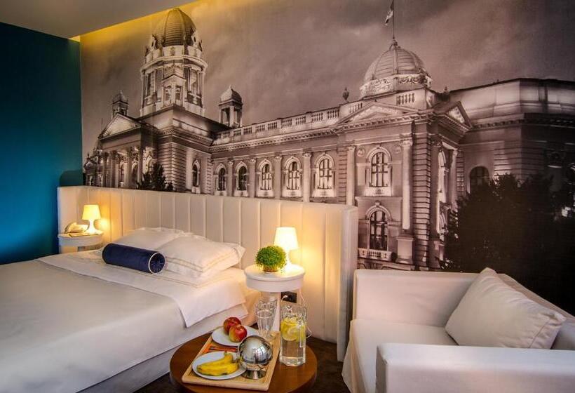 اتاق سوپریور, Passport