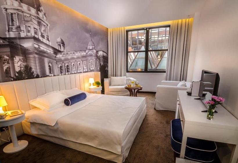 اتاق سوپریور, Passport